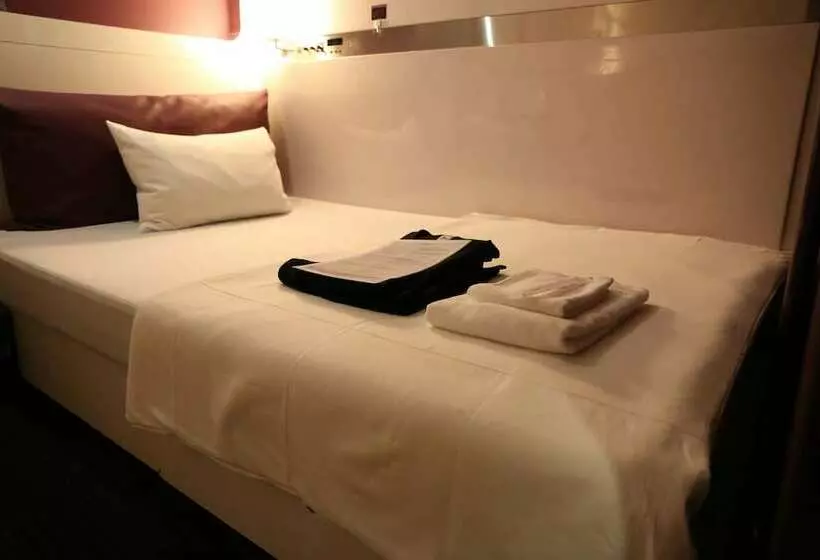 Hotel-cápsula First Cabin Midosujinamba