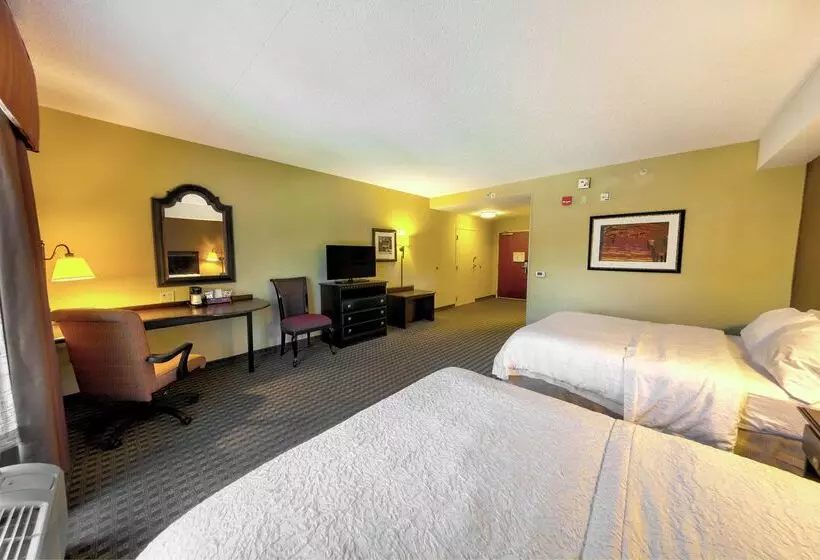 Отель Hampton Inn & Suites Chadds Ford