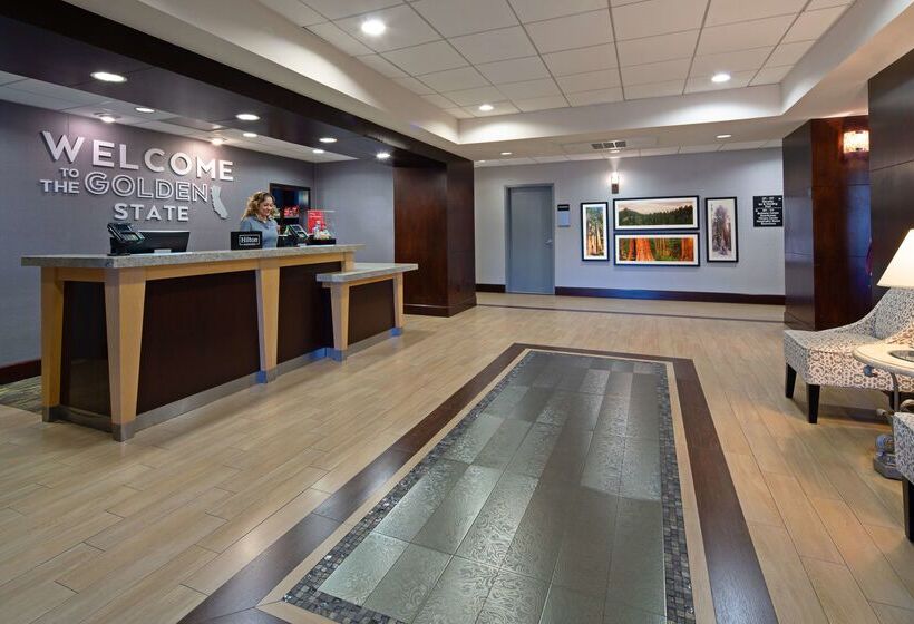 호텔 Hampton Inn Visalia