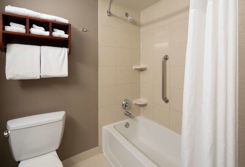 호텔 Hampton Inn Visalia