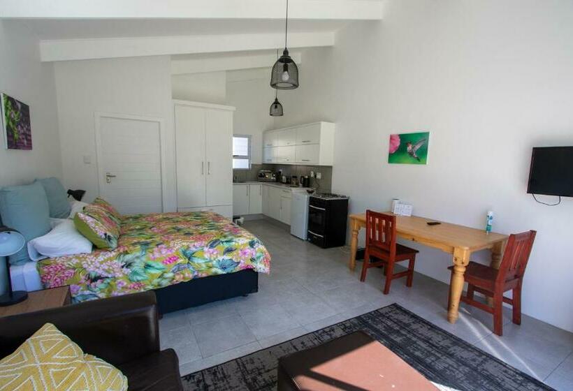 پانسیون Pine Park Garden Cottages