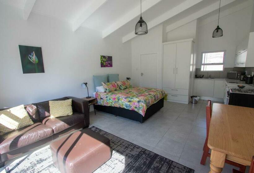 پانسیون Pine Park Garden Cottages