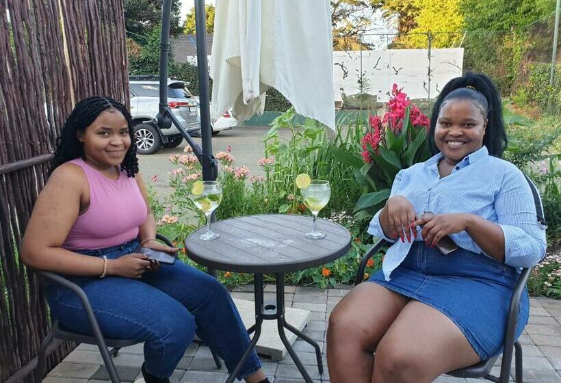 پانسیون Pine Park Garden Cottages