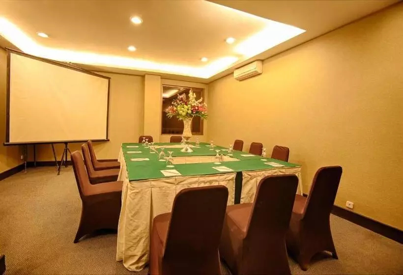 Отель Bali World