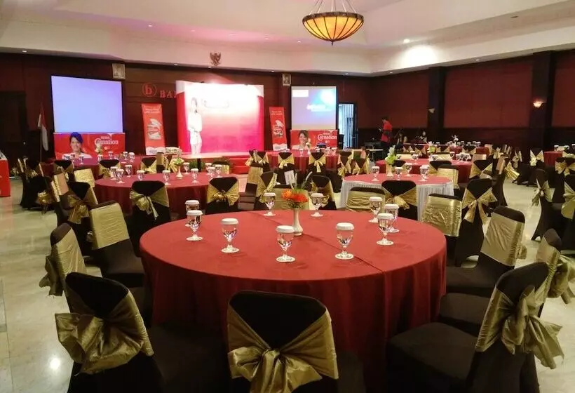 Отель Bali World