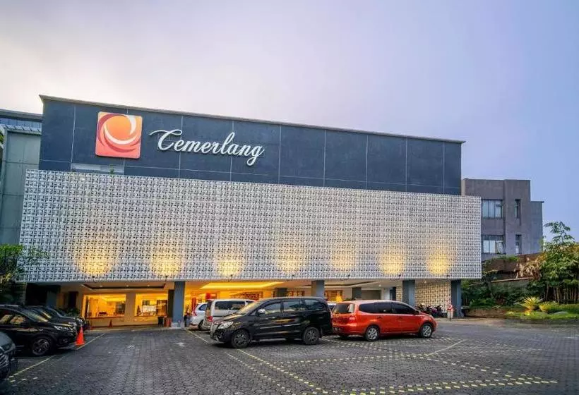 Отель Cemerlang