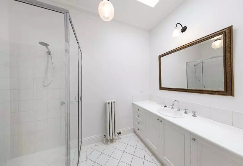 هتل Oscars Waterfront Boutique