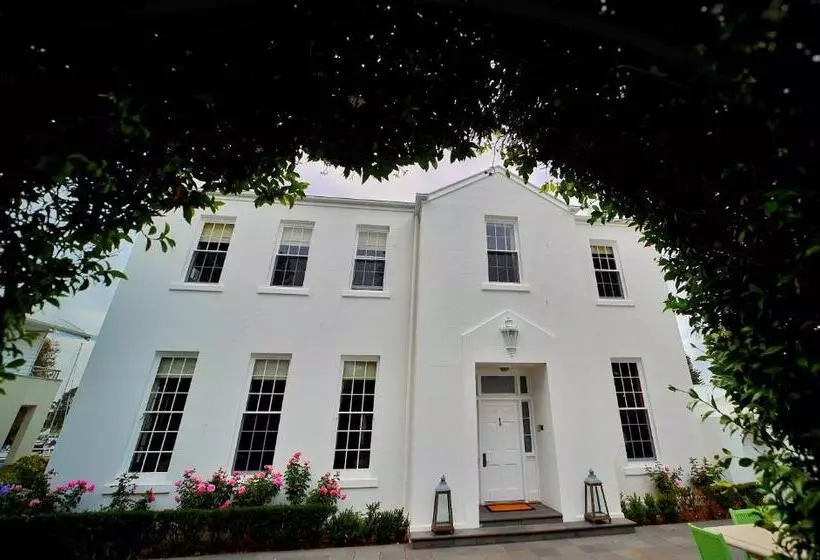 هتل Oscars Waterfront Boutique