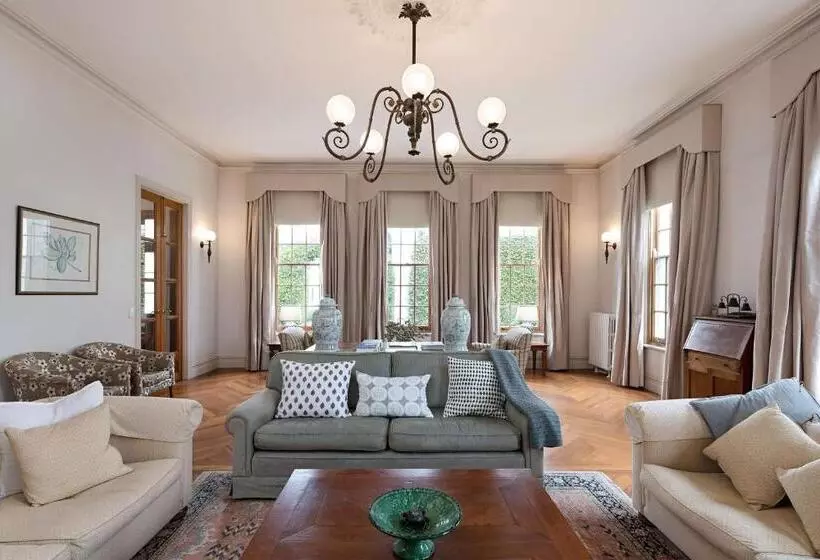 هتل Oscars Waterfront Boutique