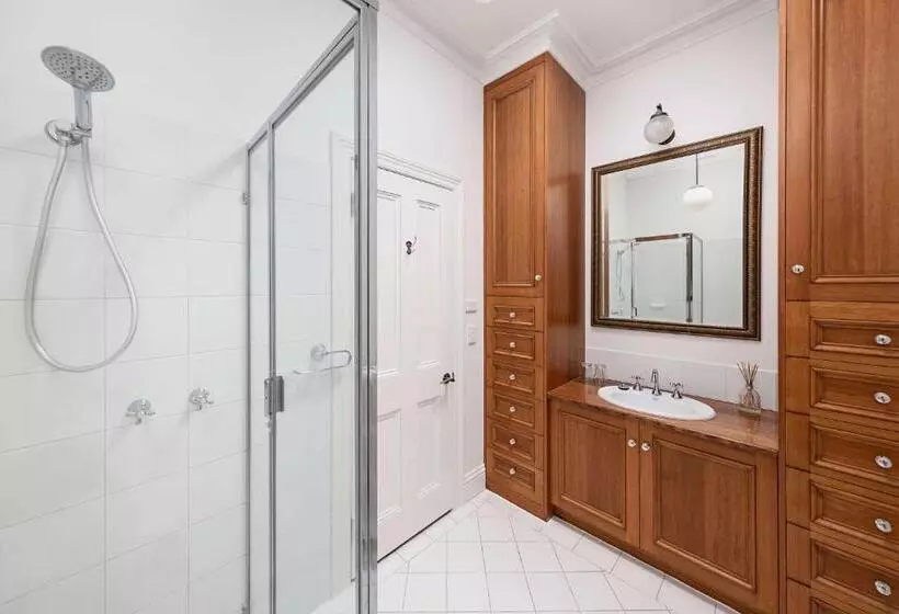 هتل Oscars Waterfront Boutique