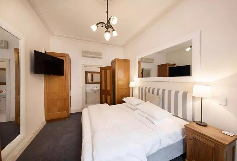 هتل Oscars Waterfront Boutique