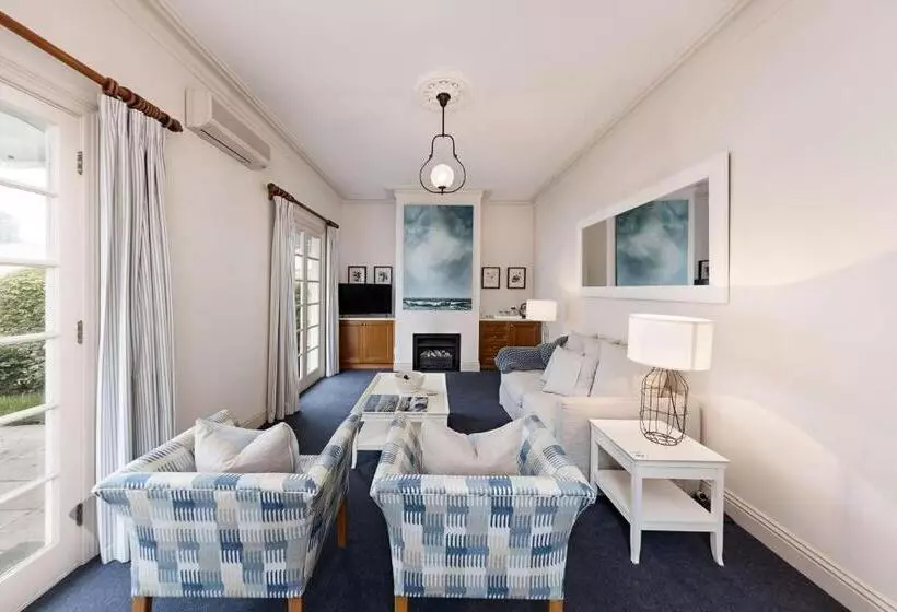 هتل Oscars Waterfront Boutique