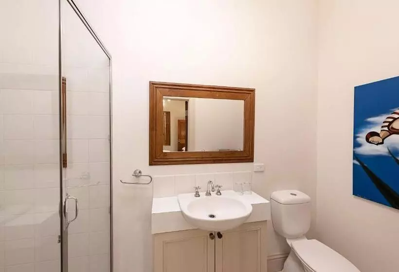 هتل Oscars Waterfront Boutique