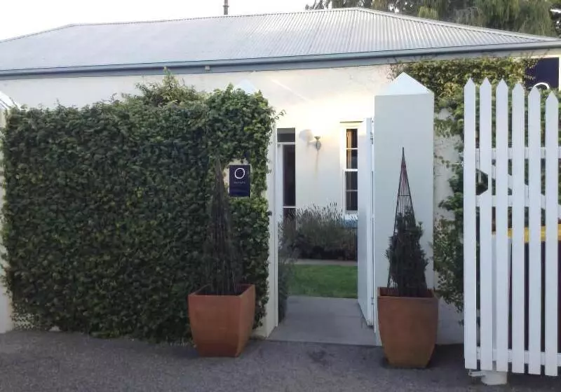 هتل Oscars Waterfront Boutique