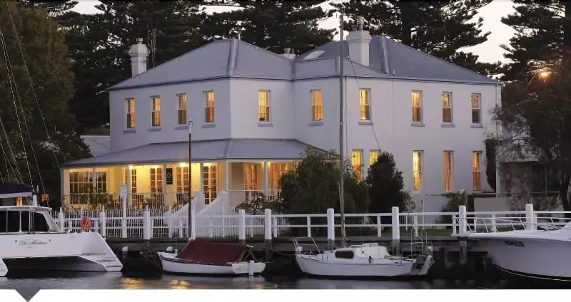 هتل Oscars Waterfront Boutique