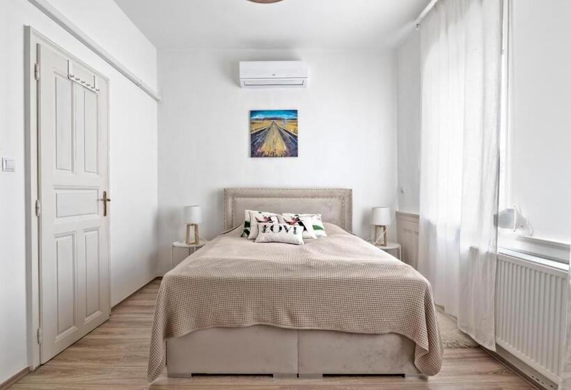 민박 Szent György Kúria