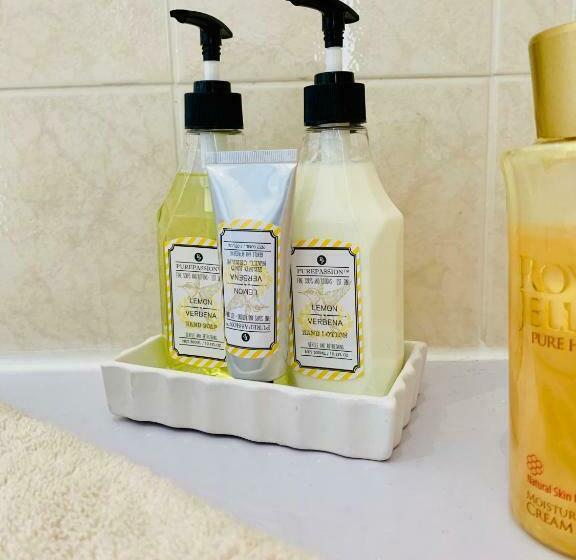 膳宿费 White Wings