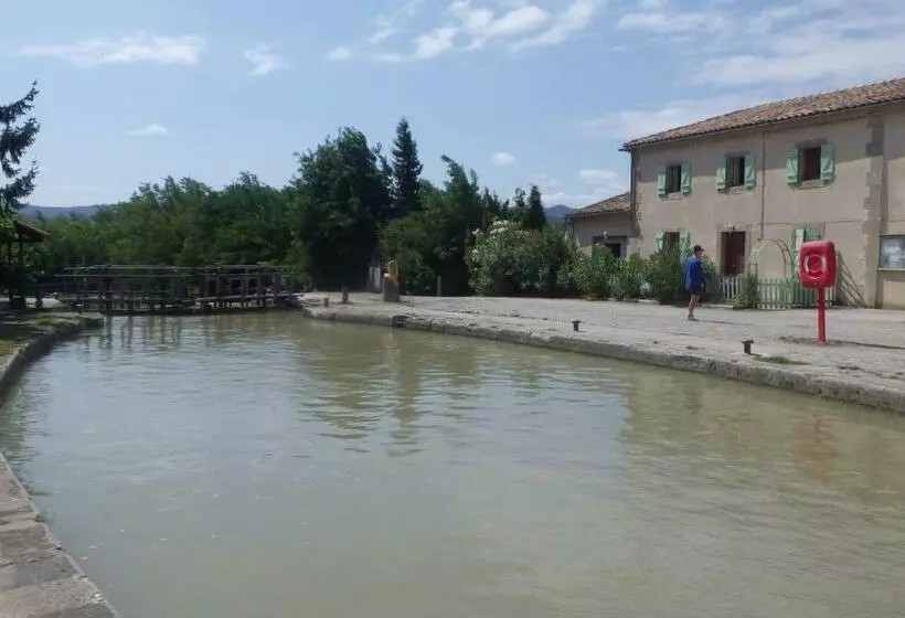 تختخواب و صبحانه La Maison De L écluse