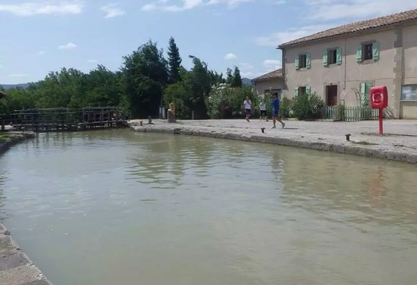 تختخواب و صبحانه La Maison De L écluse