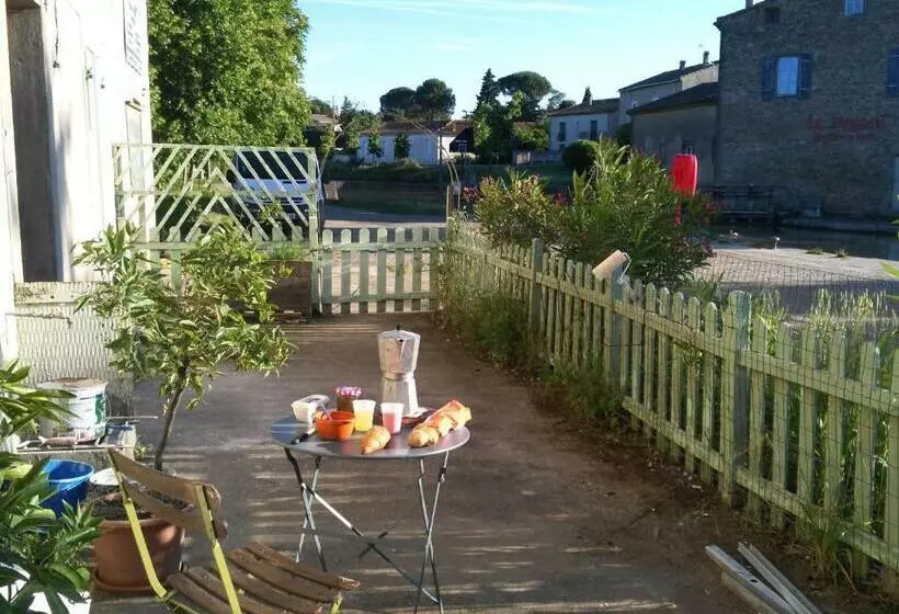 تختخواب و صبحانه La Maison De L écluse