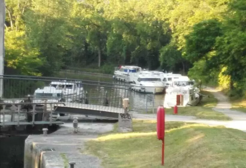 تختخواب و صبحانه La Maison De L écluse