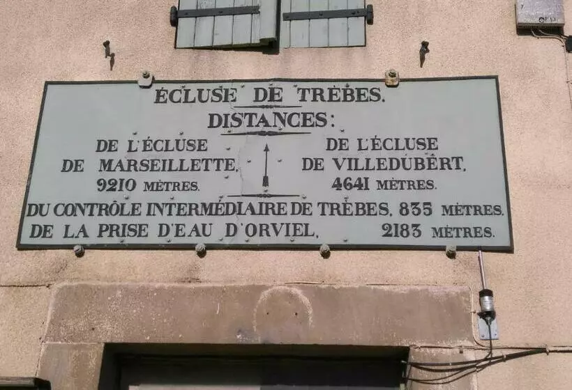 تختخواب و صبحانه La Maison De L écluse
