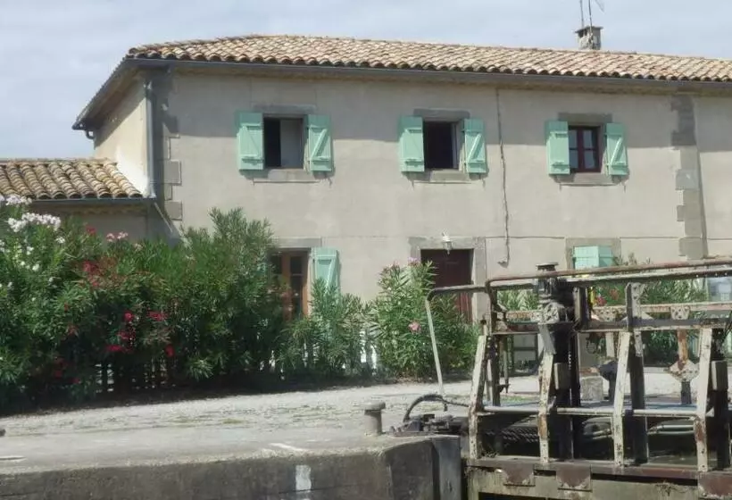 تختخواب و صبحانه La Maison De L écluse