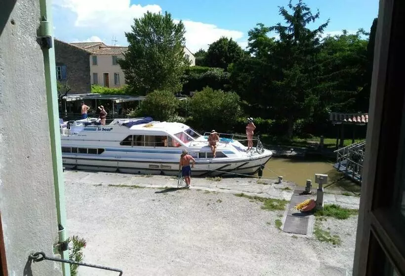 تختخواب و صبحانه La Maison De L écluse