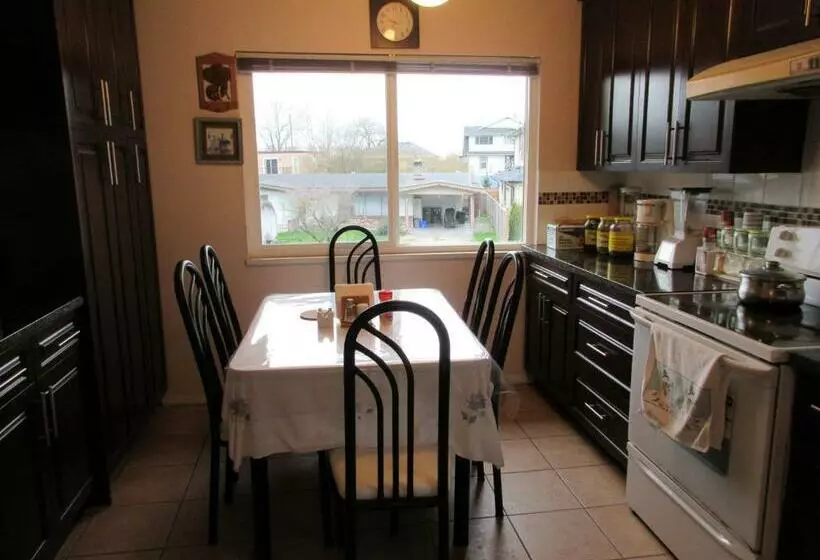 پانسیون Quite House Near The Vancouver Airport