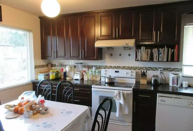 پانسیون Quite House Near The Vancouver Airport