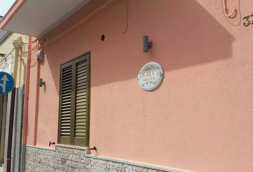 تختخواب و صبحانه Angela S House