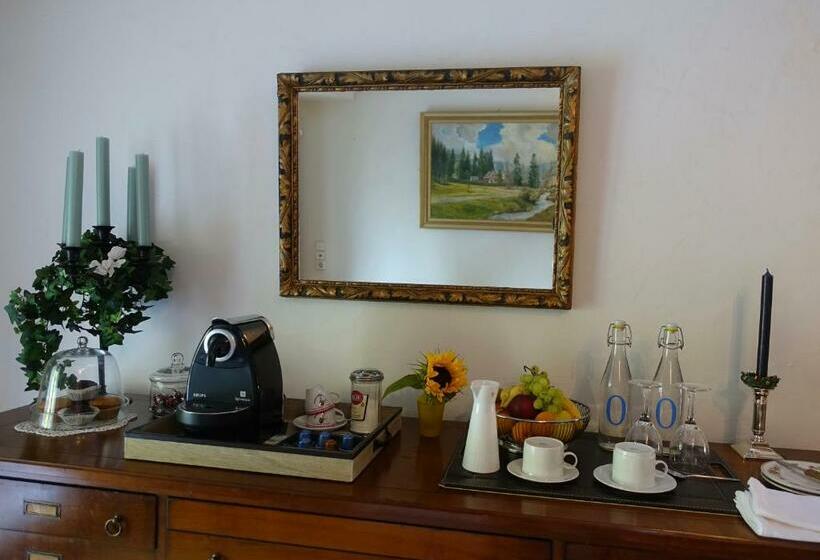 Hollhouse   Bed & Breakfast