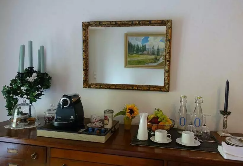 Hollhouse   Bed & Breakfast