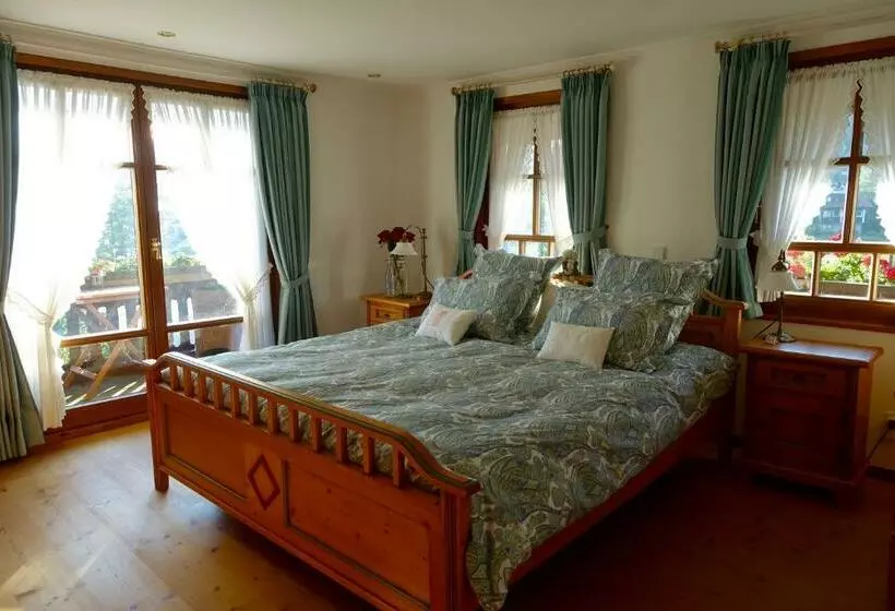 Hollhouse   Bed & Breakfast