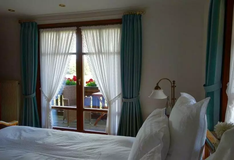 Hollhouse   Bed & Breakfast