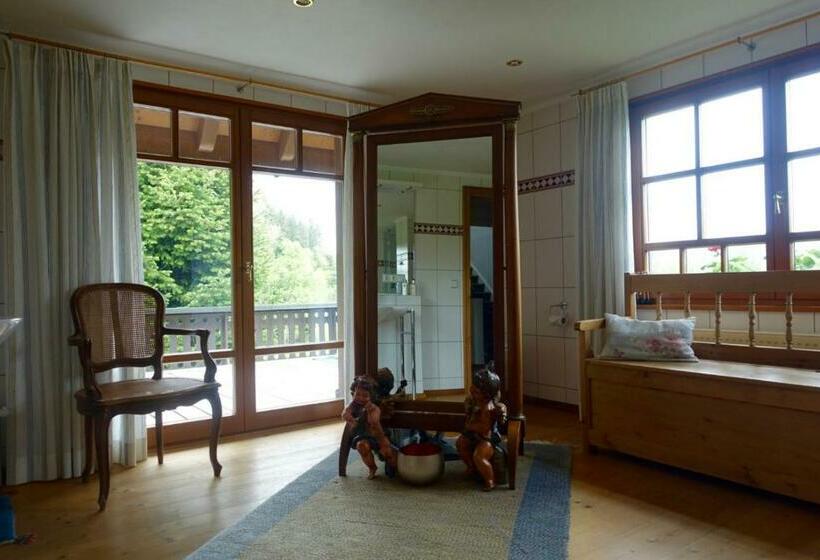 Hollhouse   Bed & Breakfast