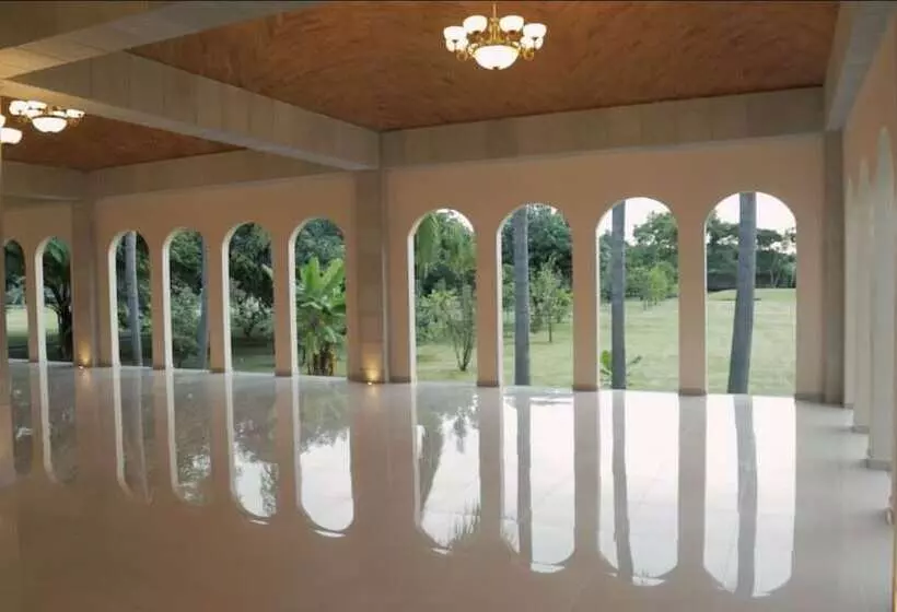 ホテル The Lorian Club