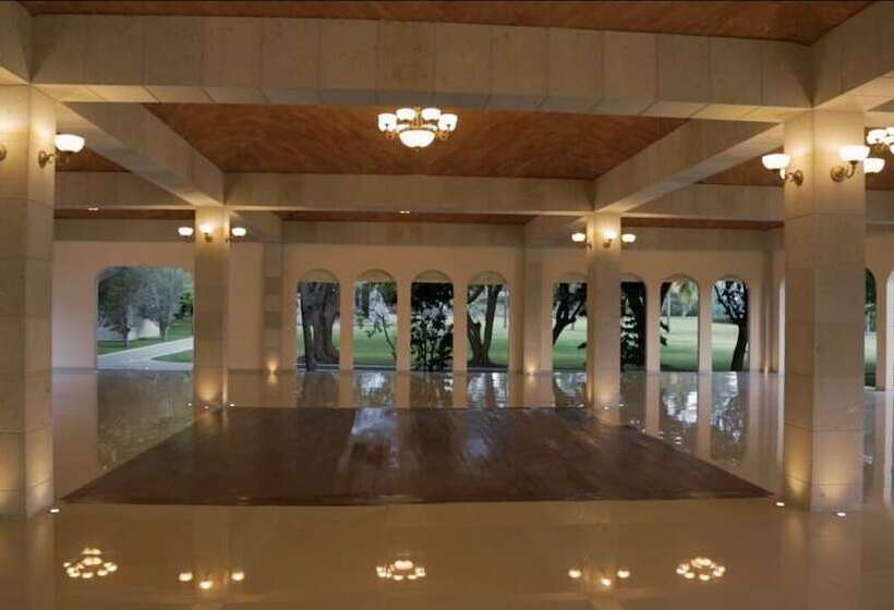 Hotelli The Lorian Club