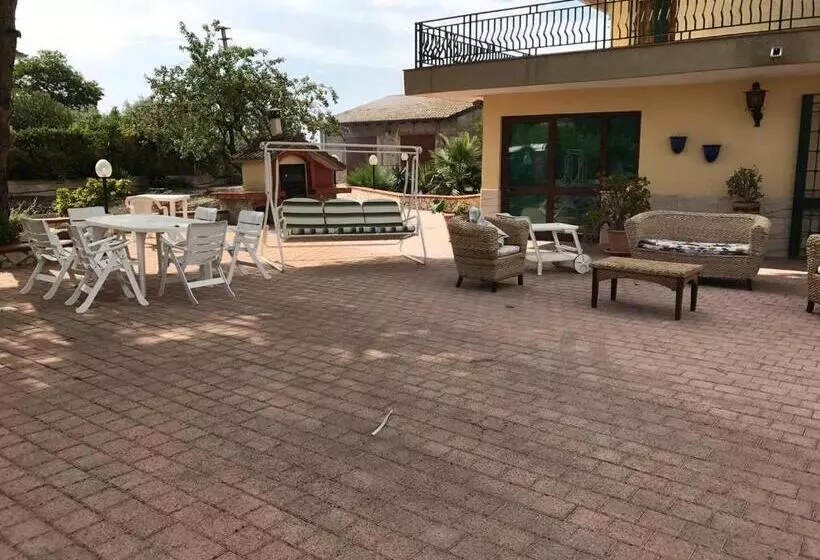 تختخواب و صبحانه Villa Milici