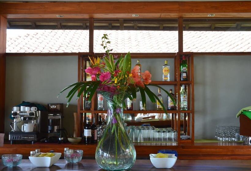 فندق Cocotinos Sekotong, A Boutique Beach Resort & Spa