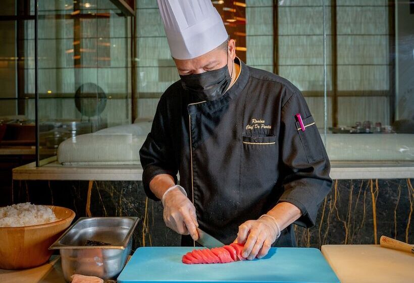 Отель Crowne Plaza   Dubai Jumeirah, An Ihg