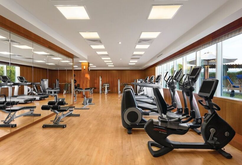 Отель Crowne Plaza   Dubai Jumeirah, An Ihg