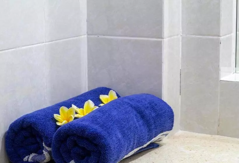 호텔 Fourteen Roses Beach