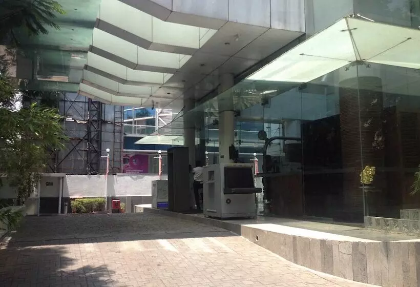 בית מלון כפרי St Laurn Koregaon Park Pune