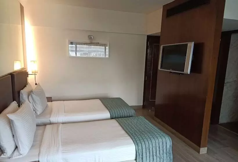 בית מלון כפרי St Laurn Koregaon Park Pune