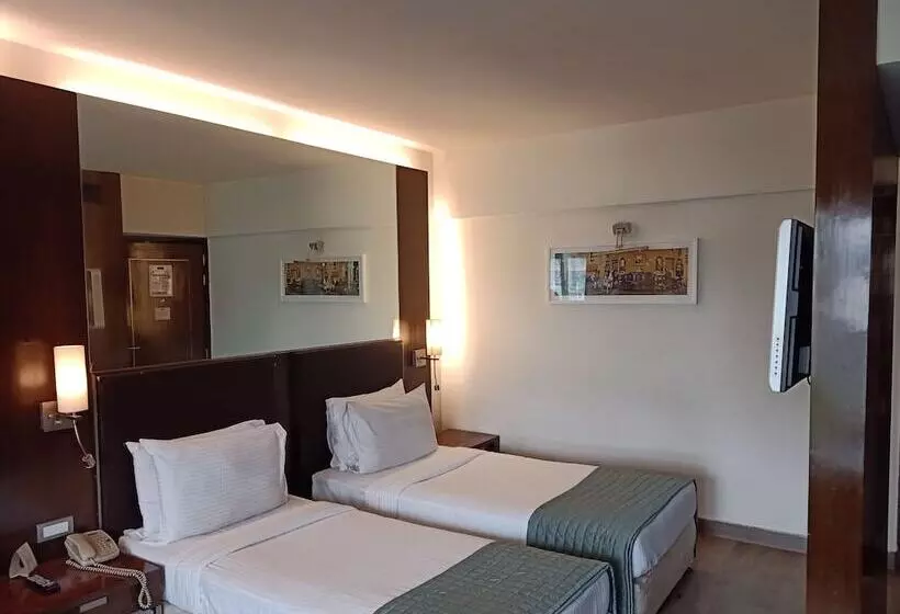 בית מלון כפרי St Laurn Koregaon Park Pune