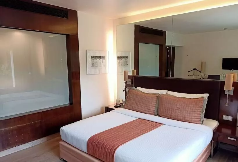 בית מלון כפרי St Laurn Koregaon Park Pune