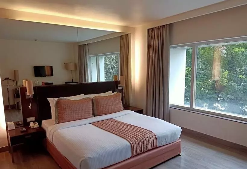 בית מלון כפרי St Laurn Koregaon Park Pune