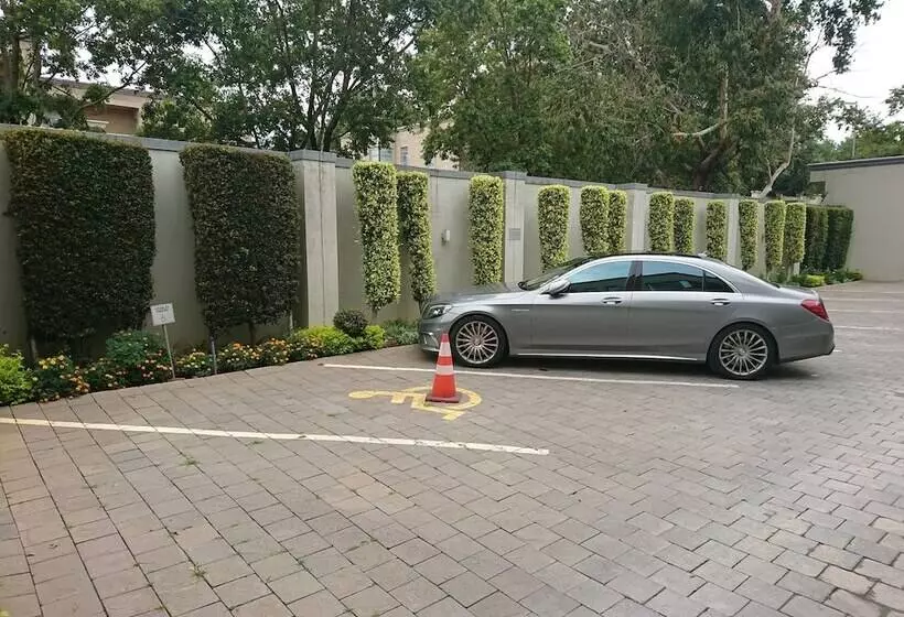 Отель The Marion On Nicol