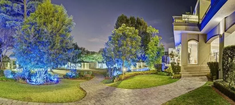 Отель The Marion On Nicol